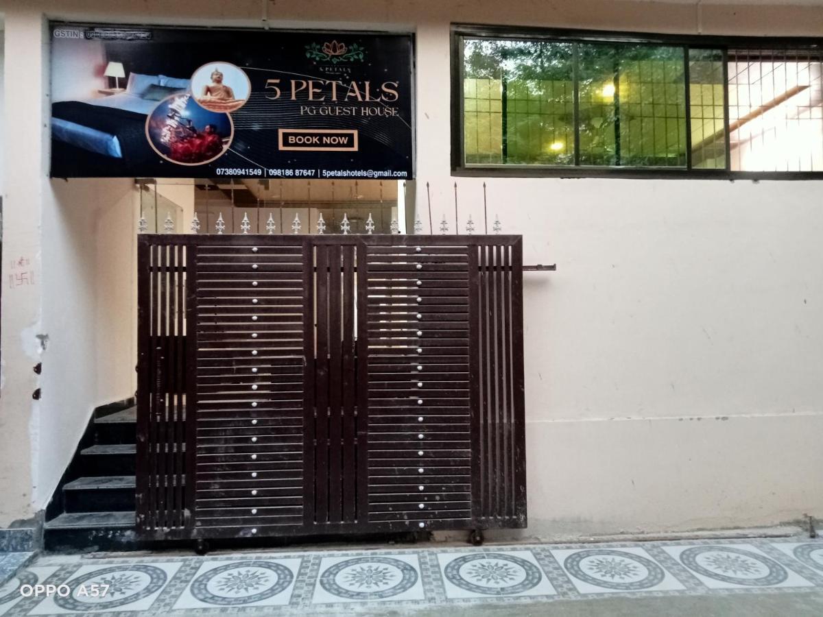 5 Petals Hotel Váránaszi Kültér fotó