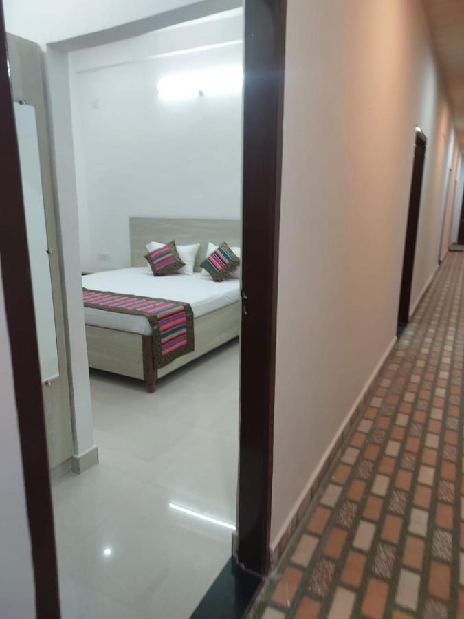 5 Petals Hotel Váránaszi Kültér fotó
