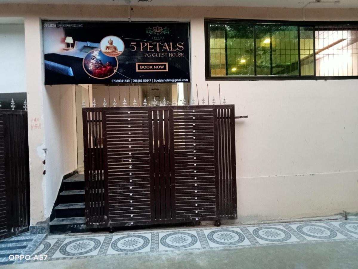 5 Petals Hotel Váránaszi Kültér fotó