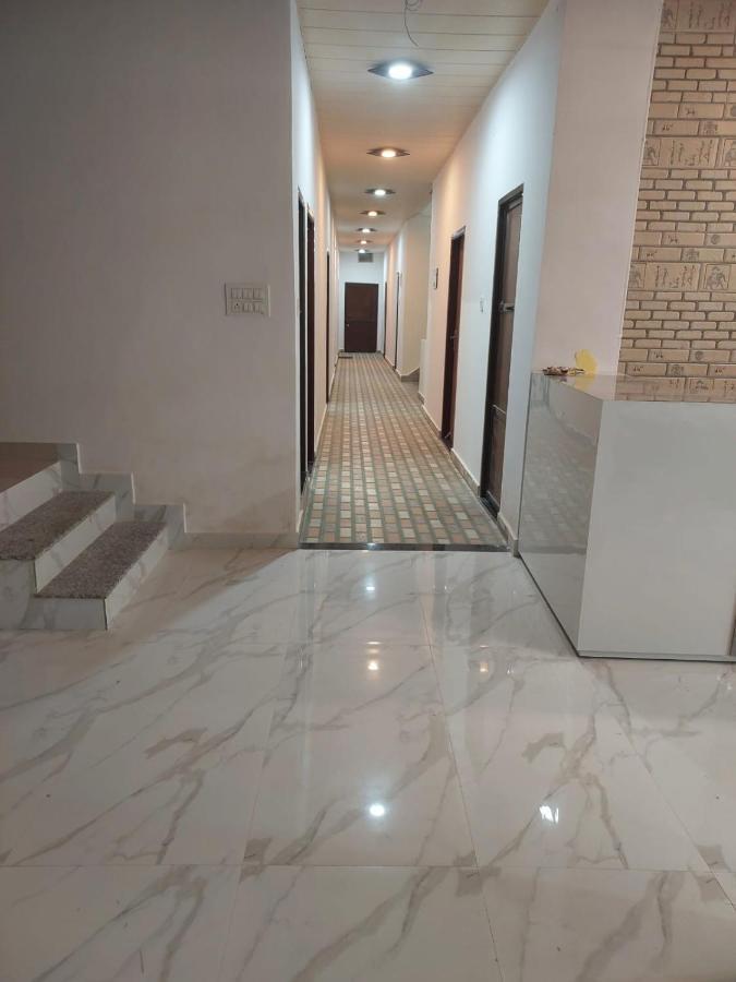 5 Petals Hotel Váránaszi Kültér fotó