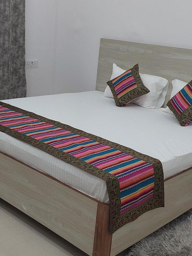5 Petals Hotel Váránaszi Kültér fotó